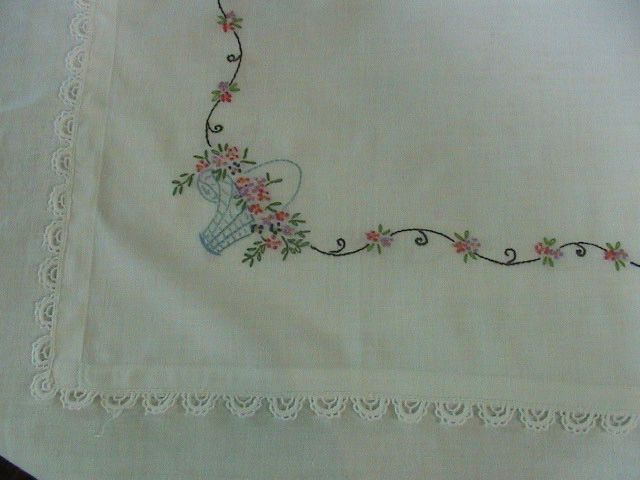 ESTATE WHITE COTTON FLORAL EMB LACE TABLECLOTH c1940 50  