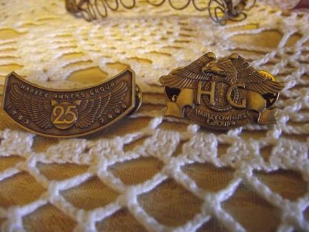 VINTAGE HARLEY OWNERS GROUP 2 PINS 1983 VEST HOG PINS  