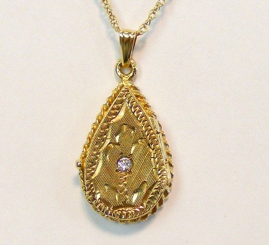 VINTAGE 14K YELLOW GOLD TEAR DROP PHOTO LOCKET NECKLACE