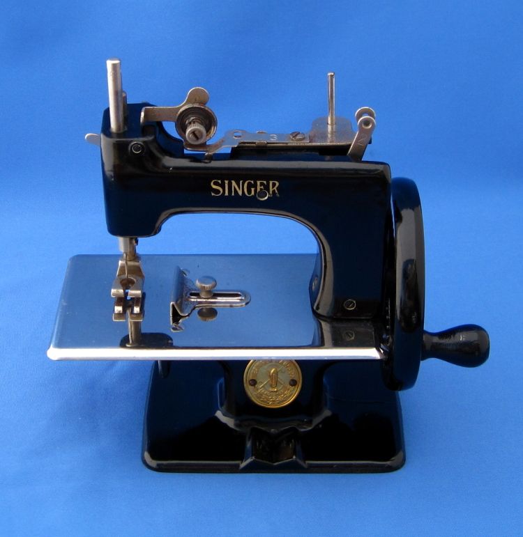 Vintage Singer Model 20 ~ Sewhandy~ Child’s Sewing Machine  