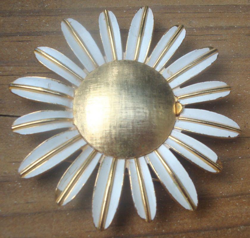 Vintage Avon White Daisy Perfume Locket Pin/Brooch  