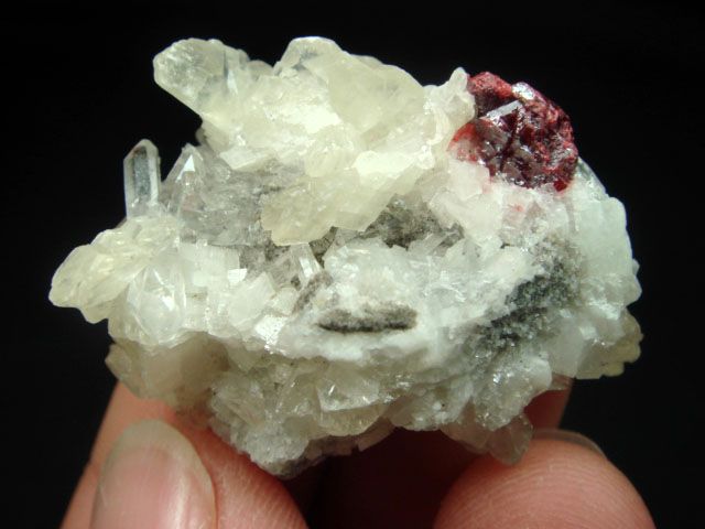   symmetry class with quartz but the two form different crystal habits