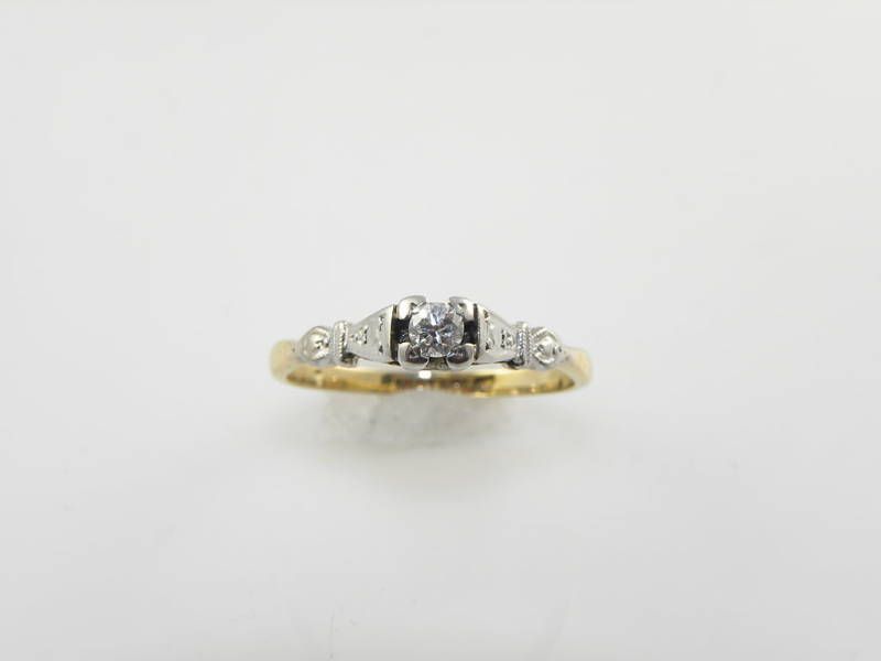 LADIES VINTAGE 18K AND PLATINUM DIAMOND WEDDING RING  